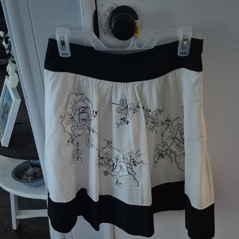 BCBGMaxAzria Black and White Floral Mini Skirt. Size S